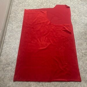 27" x 30" unbranded solid red fleece fabric.